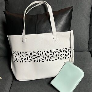 Source Unknown White Tote with Leaf Design and Mint Pouch